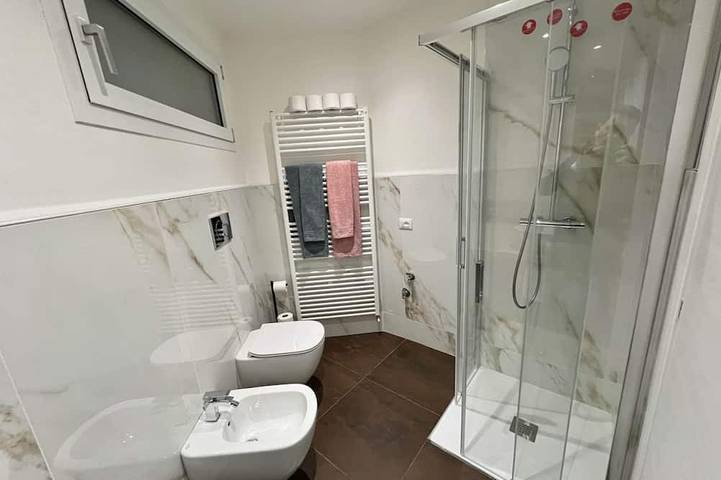 Ganze Wohnung, Guesthost - Roomy apartment of 50 sqm located on the ground floor (steps to access), can accommodate up to 4 people.The accommodation is located near the city center of Mantua, in just 15 minutes walk you can reach all the main attractions and the area i in Mantua, Mantua Provinz
