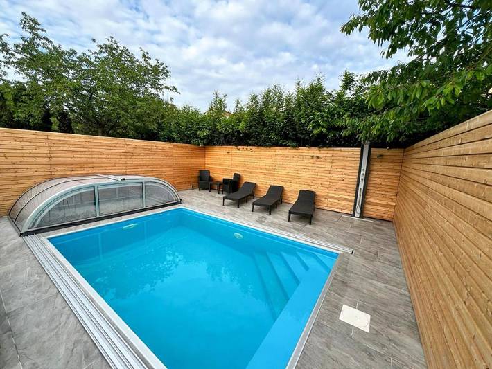 Gîte pour 3 personnes, avec vue ainsi que jardin et piscine, adapté aux familles à Brno - 2