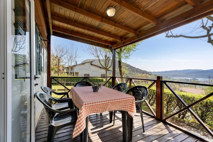 Camping for 5 people, with lake view and garden in Italy