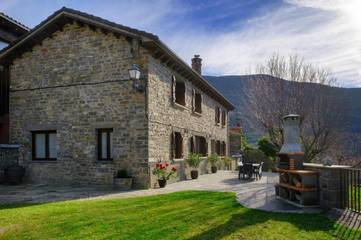 Location de vacances pour 12 personnes, avec vue ainsi que terrasse et jardin à Biescas