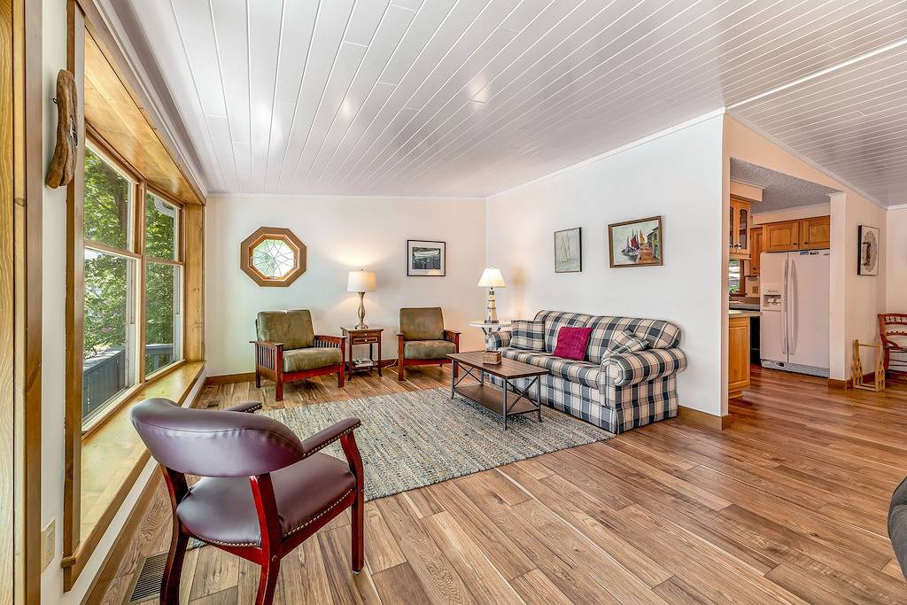 Hundefreundliches Haus am See mit möbliertem Deck und eigenem Steg in Keuka Lake