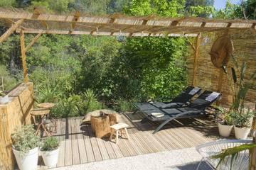 Cabane en bois pour 3 personnes, avec balcon et jardin ainsi que sauna et jacuzzi dans les Bouches-du-Rhône