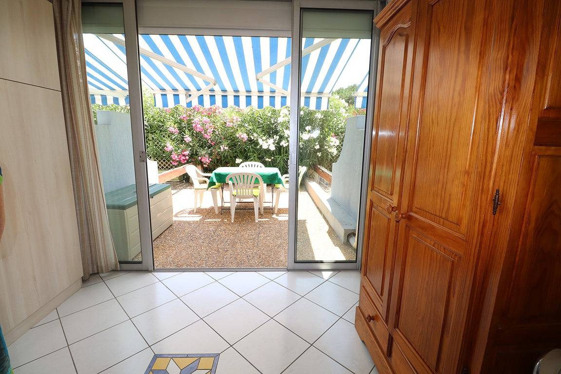 Entire studio, Studio Cabin beautiful terrace swimming pool parking 650m beach in Le Grau-du-Roi, Côte d'Améthyste