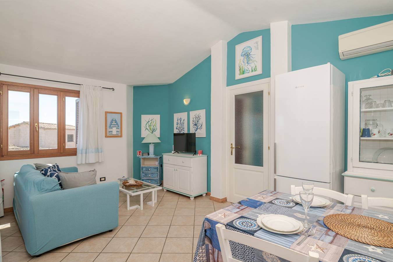 Apartamento entero, 'Casa Peonia Vista Mare' con terraza privada, Wi-Fi y aparcamiento privado in Pittulongu, Olbia