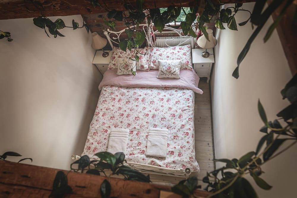 Stary, pełen charakteru kamienny dom u podnóża Gór Izery in Sudety (Polska)