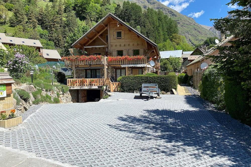 Entire apartment, 3 *, spacious cottage, on the ground floor of the chalet with superb view of the Réallon valley, in Réallon, Écrins National Park