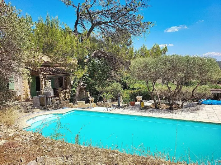 Villa für 8 Personen, mit Ausblick und Terrasse sowie Pool - 1