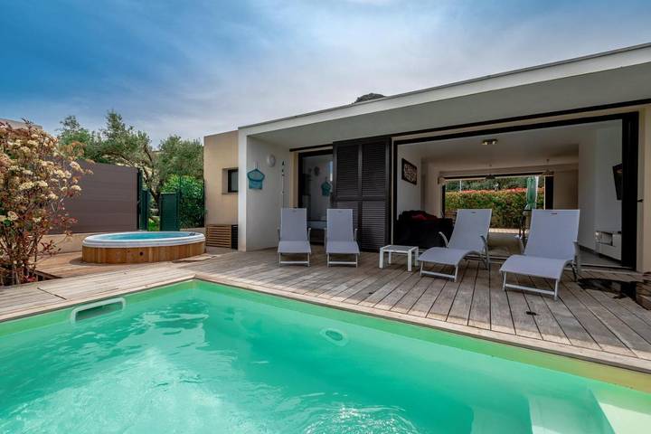 Villa pour 5 personnes, avec jacuzzi ainsi que jardin et piscine à Monticello - 2