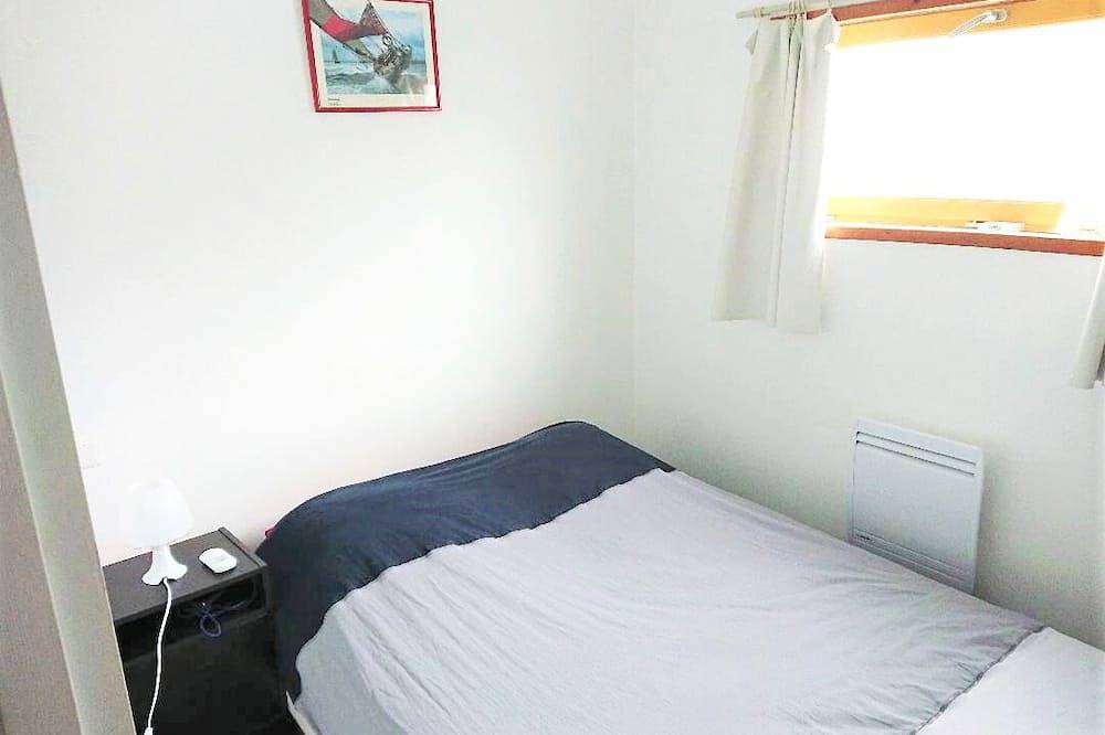 Entire apartment, House with heated pool 3 km from the beach in Pleumeur-Bodou, Pink Granite Coast