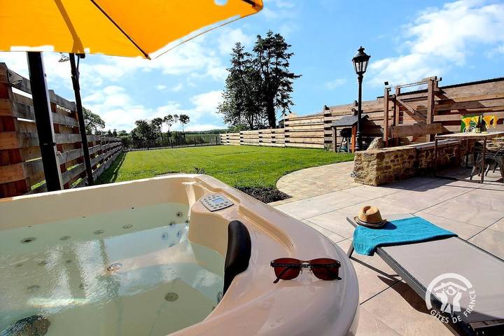 Gîte pour 4 personnes, avec Jacuzzi et Terrasse ainsi que Jardin et Sauna à Les Champs-Géraux