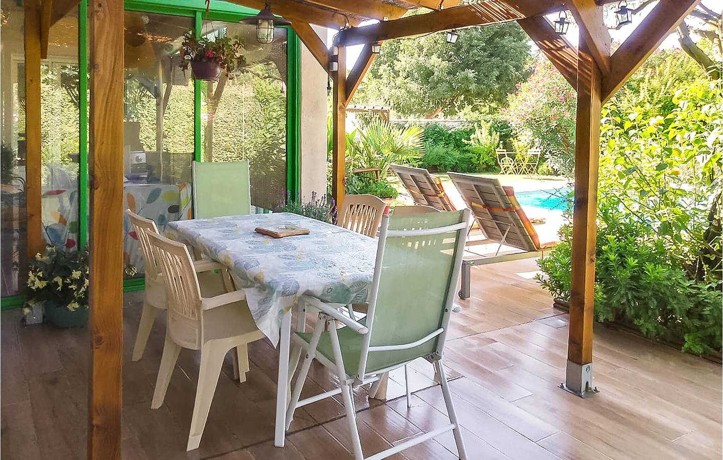 Poolside Garden Apartment in Ancône in Montélimar, Nyons region