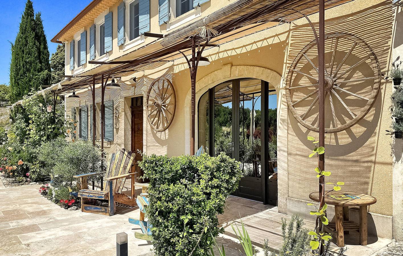 Modernes 300sft Apartment mit AC, Aussicht, Pool, & Parkplatz, 2km zu Murs in Murs, Regionaler Naturpark Luberon