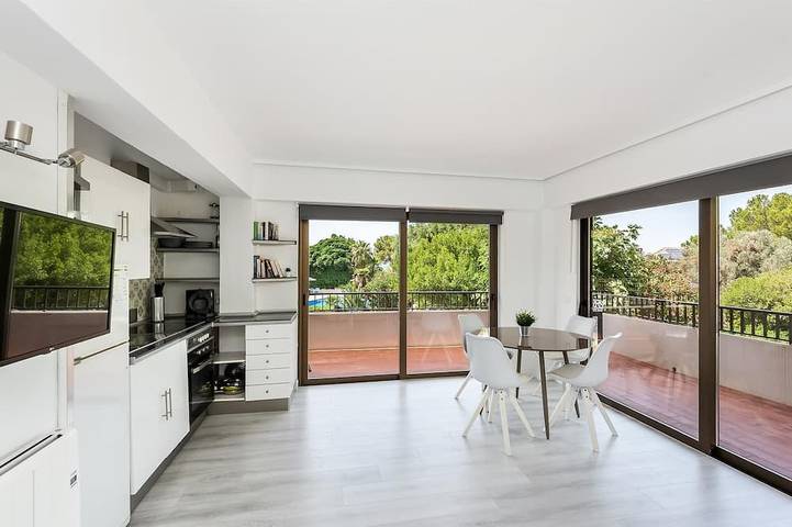 Location de vacances pour 2 personnes, avec Balcon ainsi que Jardin et Piscine à Betlem
