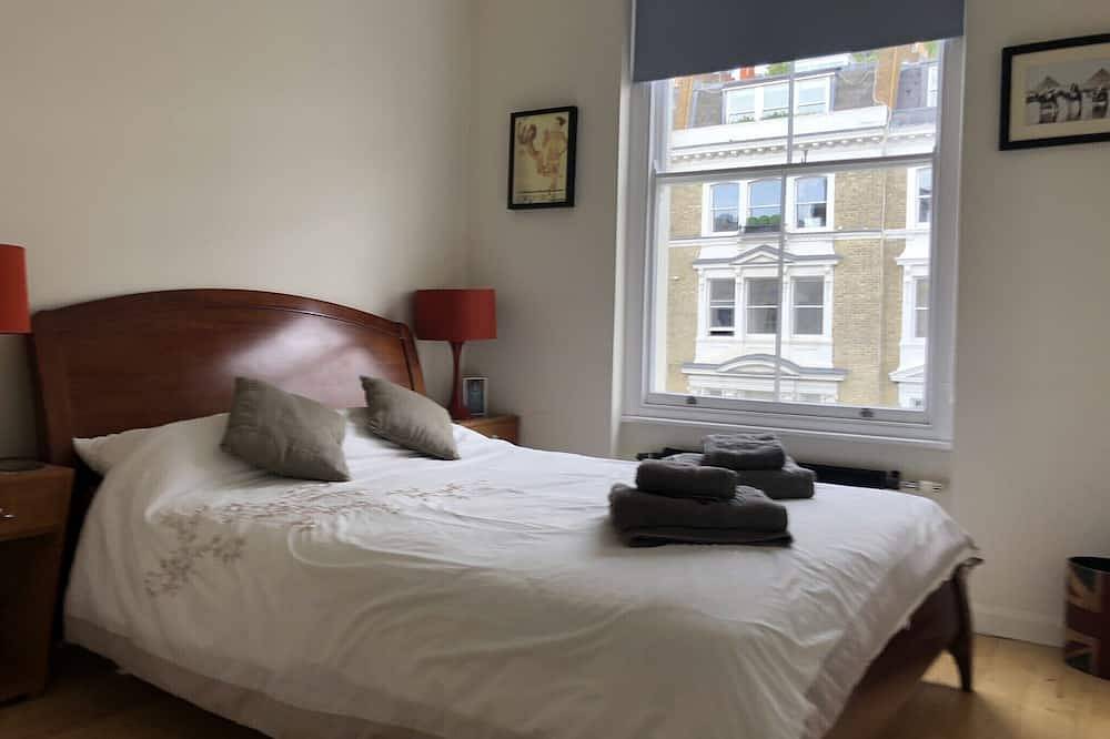 Entire apartment, Charming Notting Hill 2Br with magical garden - perfect for 2 couples or family in Kensington and Chelsea, London