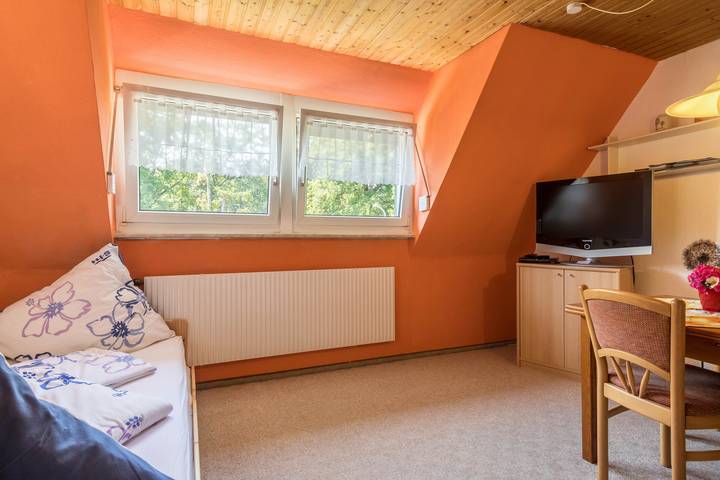 Ganze Wohnung, Ferienwohnung "Haus Bea" Direkt am See, mit Bergblick in Strandbad Eichwald, Lindau