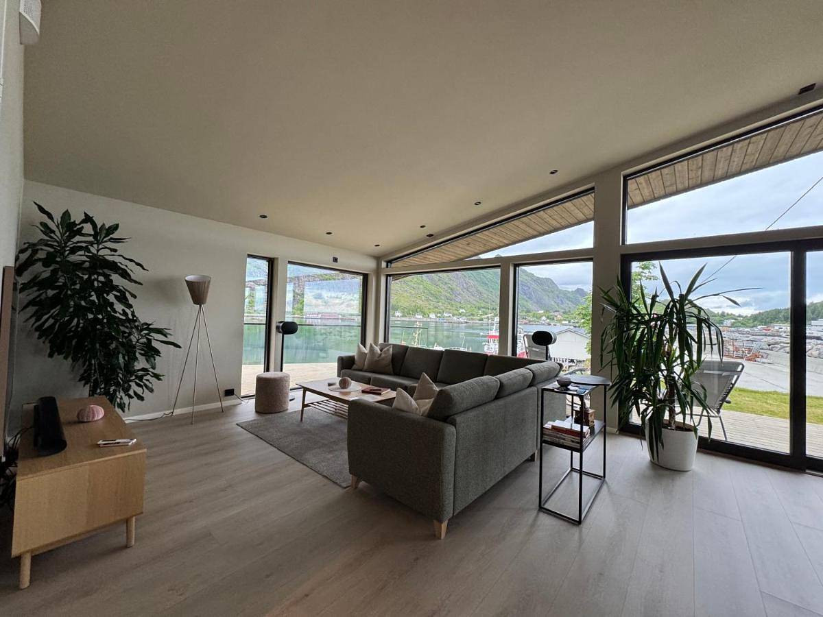 Waterfront Villa with Private Dock in Lofoten in Moskenes 