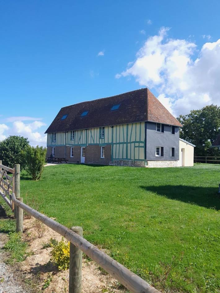 Gîte pour 14 personnes, avec terrasse et jardin à Ajou