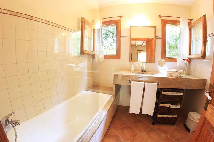 Finca mit Pool, Pinienwald, Golfplätze ganz in der Nähe. Kostenlos W-Lan in Port Nou, Son Servera