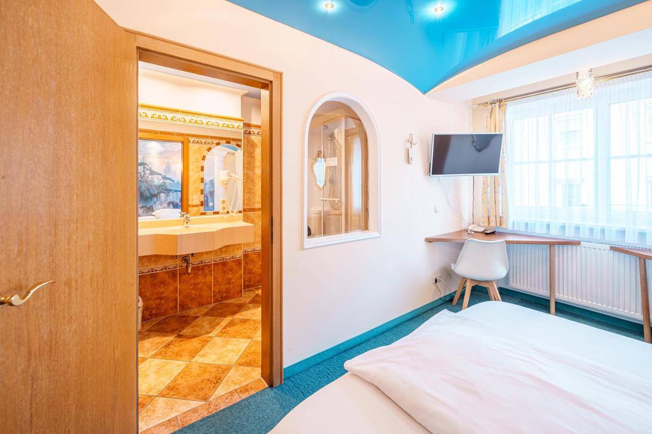 König Ludwig Design Hotel Neu Zimmer mit Sauna oder Whirlpool, genug Parkplatz in Altötting, Landkreis Altötting