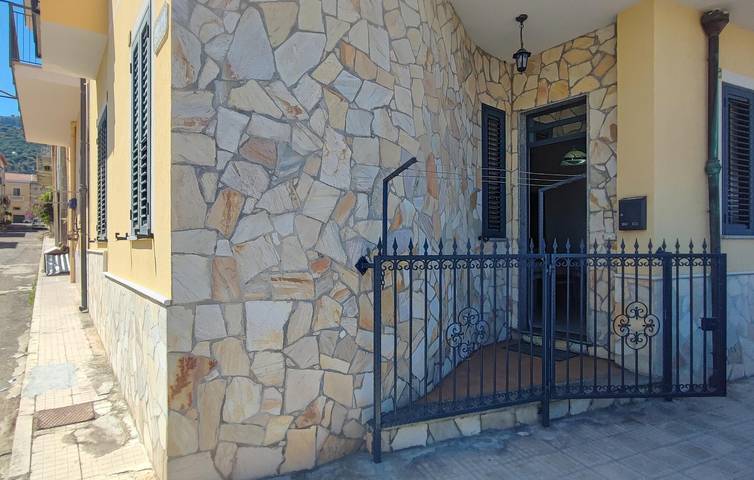 Appartamento intero, Accogliente appartamento con AC e WiFi, parcheggio, cucina vicino ad Acquedolci in Acquedolci, Provincia di Messina