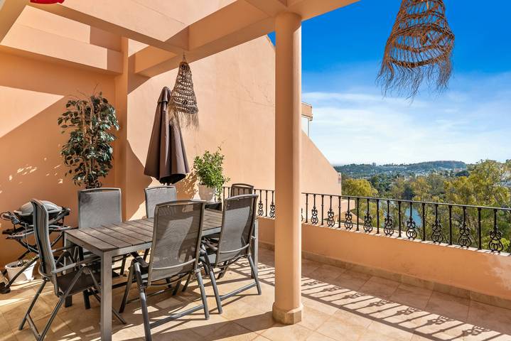 Ganze Wohnung, Apartment 'Marbella Duplex Penthouse' mit Meerblick, WLAN und Klimaanlage in Nueva Andalucia Golf Valley, Marbella