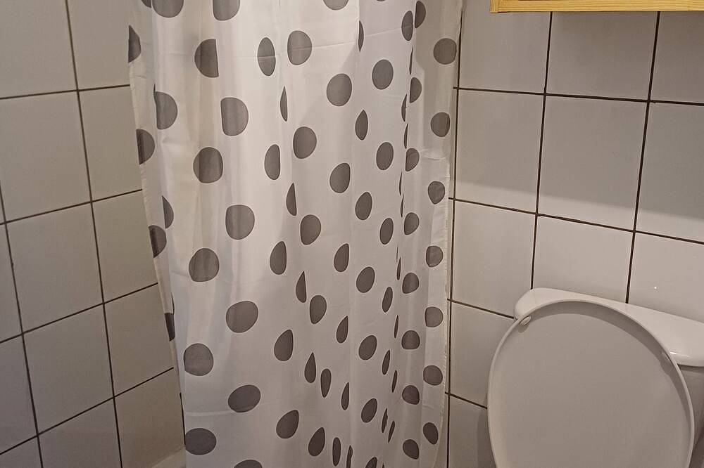 Appartement entier, Gîte  type studio avec pièce de vie et mini  cuisine ,salle d'eau avec Wc. in Pionsat, Puy-de-Dôme