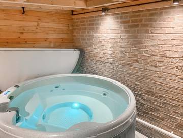 Log Cabin for 4 People in Wisbech St Mary, Cambridgeshire, Photo 1