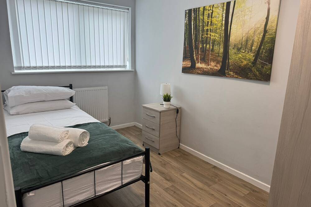 Entire apartment, 4 Bedroom Flat - Sleeps 5 - Free Parking & Wifi - Warwickshire in Warwick, Warwickshire