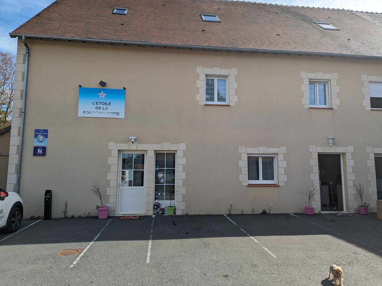 Chambre confortable avec salle d'eau privative, cuisine et salon communs, petit-déjeuner inclus. in Neuvy-Saint-Sépulchre, Région de La Châtre