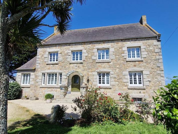 Chambre d’hôte pour 2 personnes, avec Terrasse ainsi que Jardin et Vue à Plougoulm