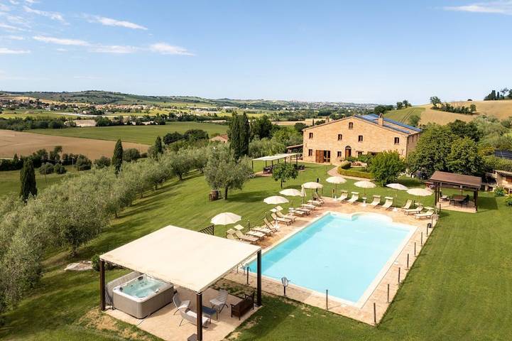 Location de vacances pour 18 personnes, avec Jacuzzi ainsi que Terrasse et Jardin à Corinaldo