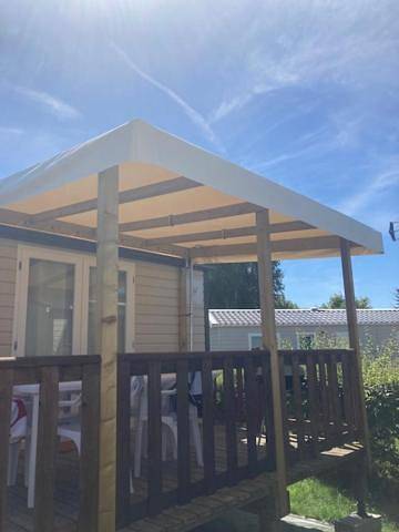 Camping pour 4 personnes, avec piscine ainsi que terrasse et bassin pour enfant