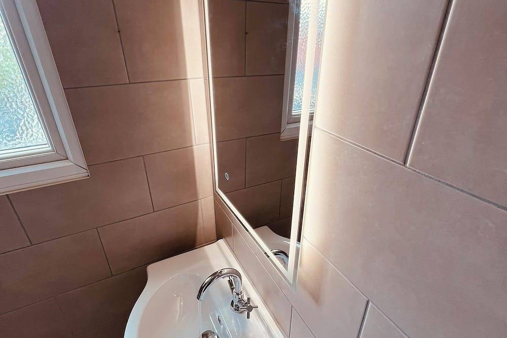 Entire apartment, Yastayzzz @Studio 5, Bransford Rd - Modern Studio with Parking! in Worcester, Worcestershire