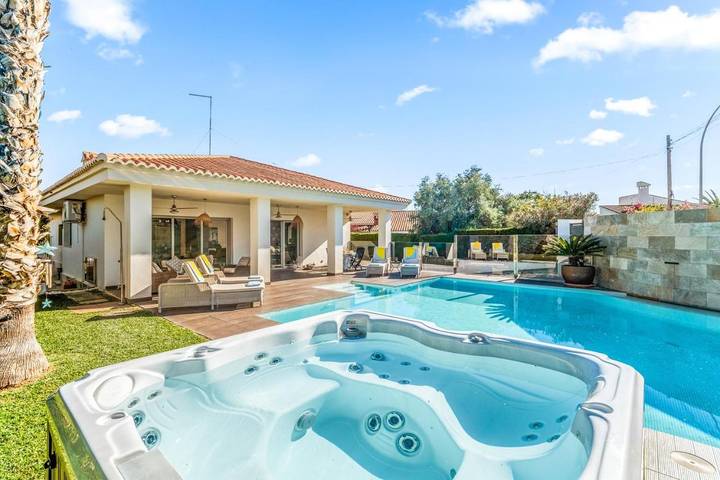 Villa voor 8 personen, with zwembad and whirlpool as well as terras and tuin in El Campello