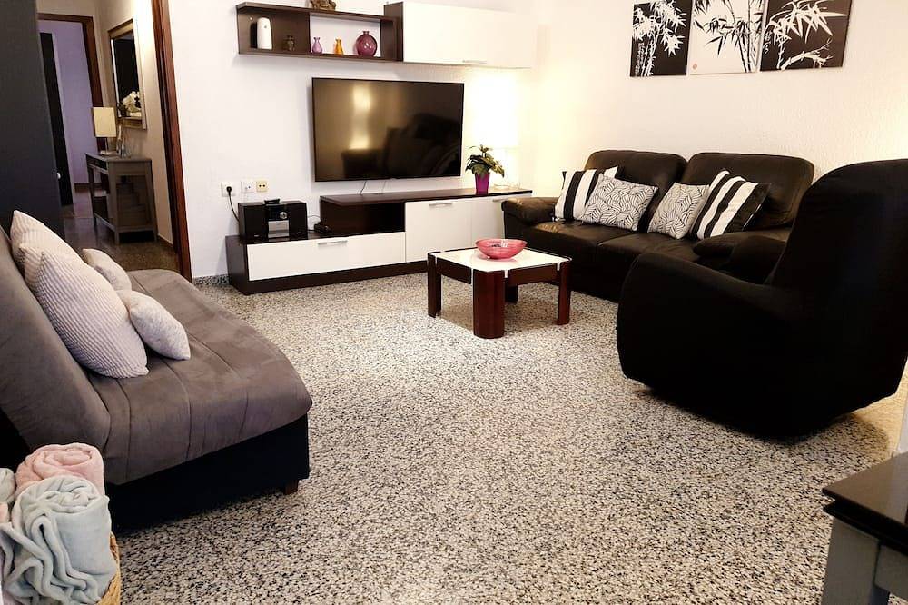 Apartamento entero, Piso amplio y céntrico con terraza, muy confortable ideal para familias. in Valencia City Centre, Valencia