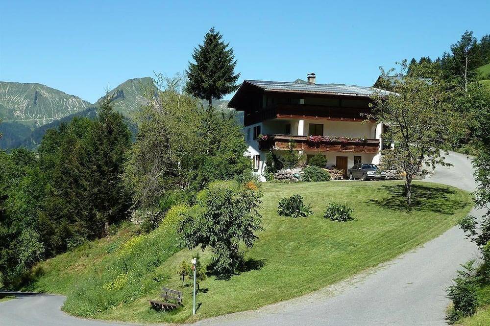 Ganze Wohnung, Ferienhaus Zech - Ferienhaus in Raggal, Lechquellengebirge