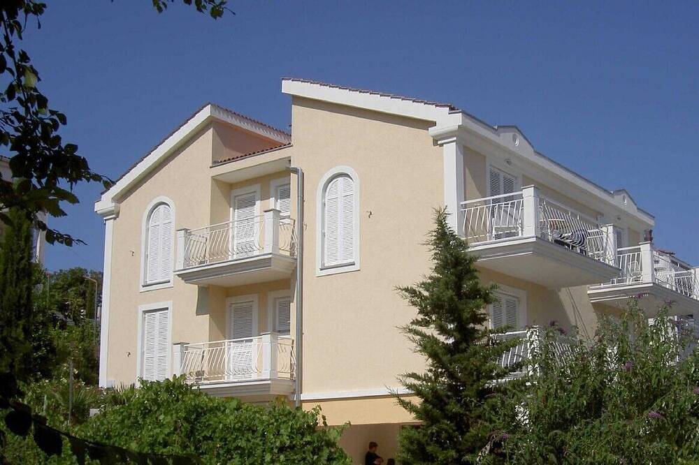 Entire apartment, Modern Apartment, only a few minutes to the beach and the city centre in Njivice, Krk
