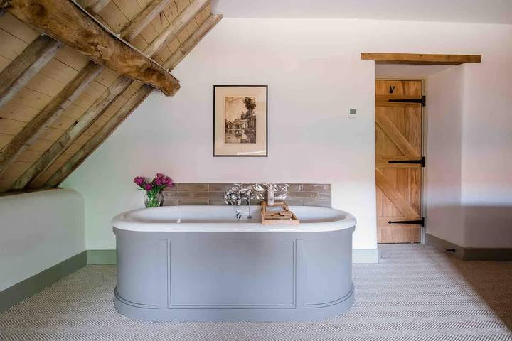 Berry Farm Barn | Hot Tub Retreat for 10 Guests in Gloucestershire