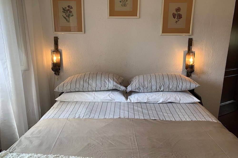 Cottage 300 mt from the sea, garden, barbecue, equipped and free beach in Anzio, Rome Province