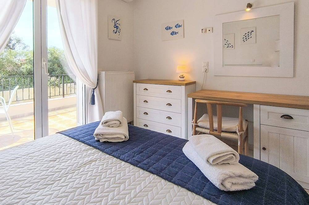 Luxurious and family friendly villa with large private pool 5 mins from Skiathos in Kalyvia, Sporadi