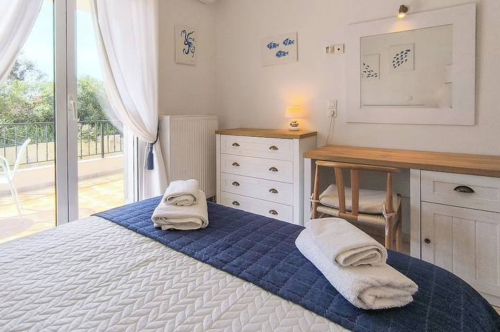 Luxurious and family friendly villa with large private pool 5 mins from Skiathos in Kalyvia, Sporaden