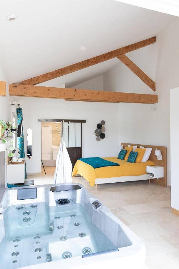 Chambre d’hôte pour 2 personnes, avec Terrasse et Jacuzzi ainsi que Jardin et Vue