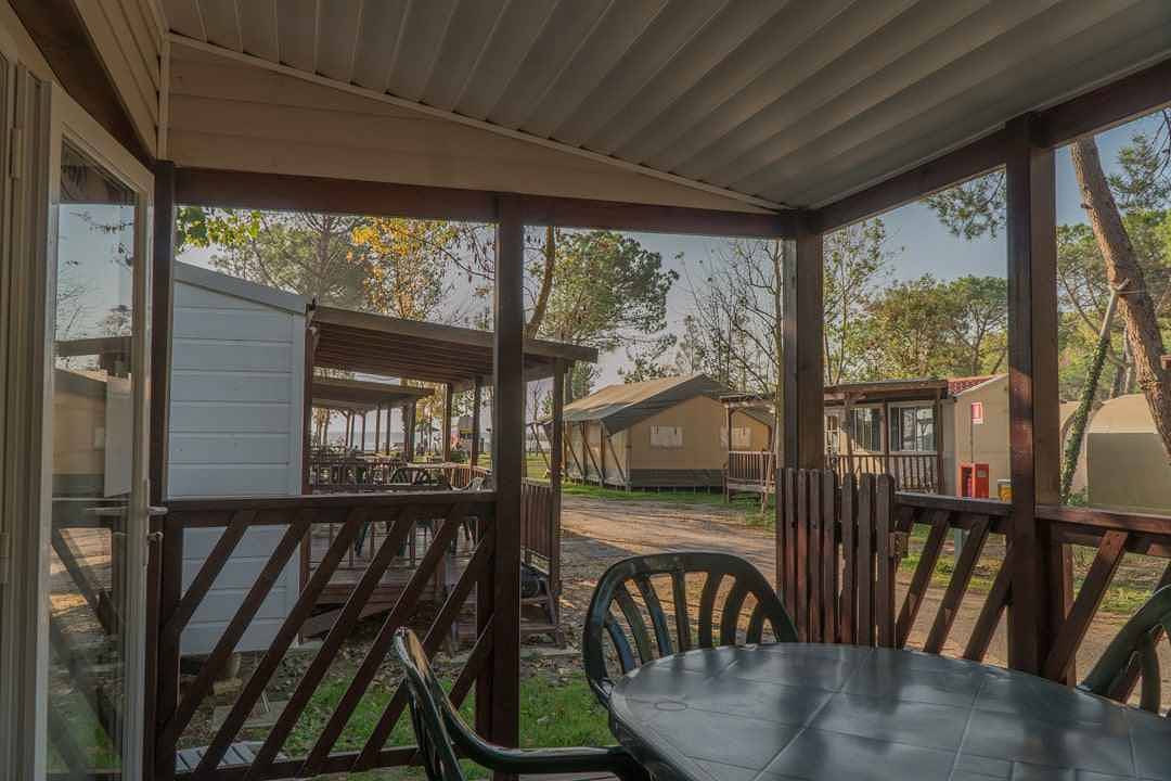 Mobilehome mit Klimaanlage und Holzveranda  in Tuoro sul Trasimeno, Lago Trasimeno