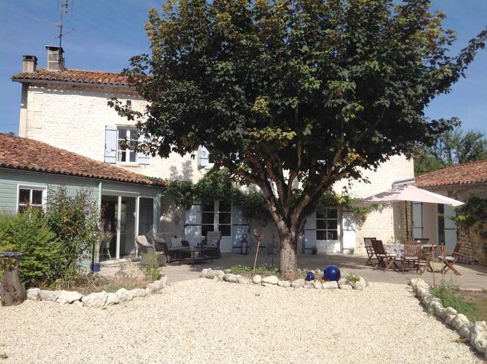 Location de vacances pour 10 personnes, avec Terrasse et Jardin ainsi que Bassin pour enfant et Piscine à Palluaud