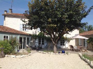 Gîte pour 10 personnes, avec vue et jardin ainsi que bassin pour enfant et piscine à Palluaud
