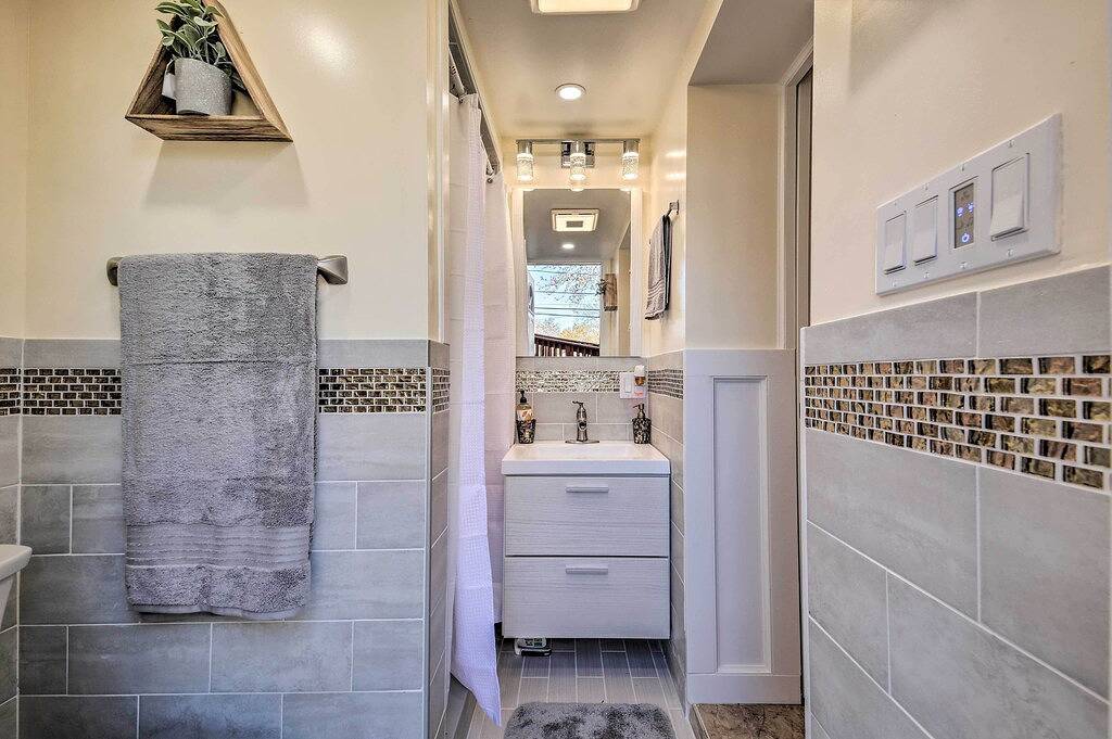 Ganze Wohnung, Cozy & Convenient Elmont Retreat w/ Patio! in Elmont, Nassau County