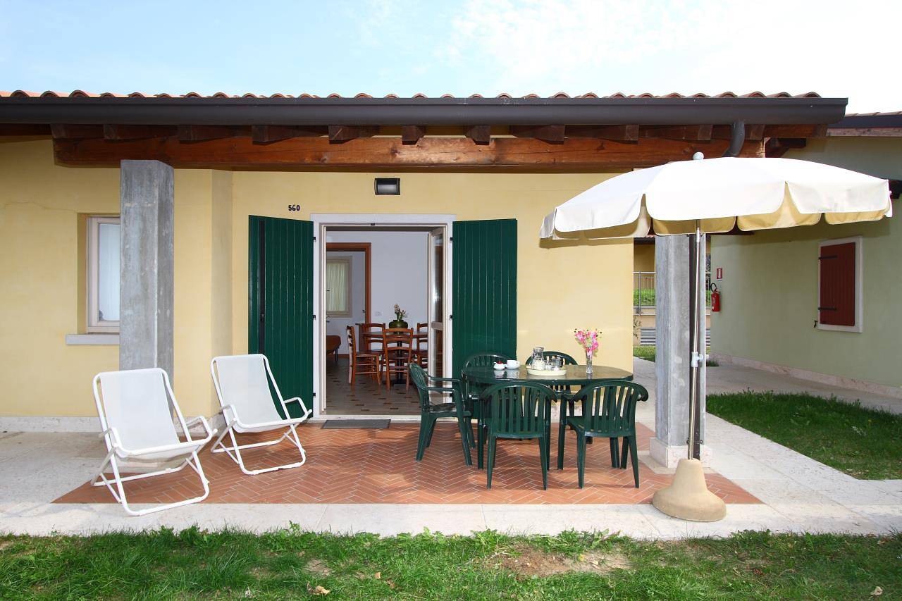 Ferienanlage Piani di Clodia Dreizimmer-Reihenhaus Trilo Valpolicella für 5 Personen in Lazise, Montañas Garda