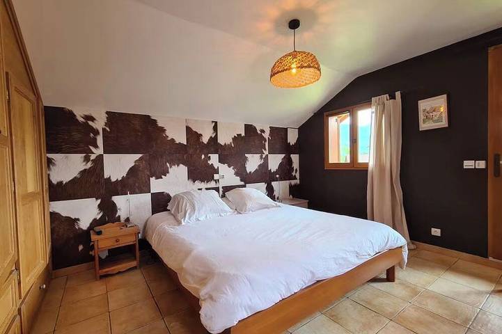 A charming house in the heart of the Alps, nestled between the lake and the mountains in Ugine, Albertville region