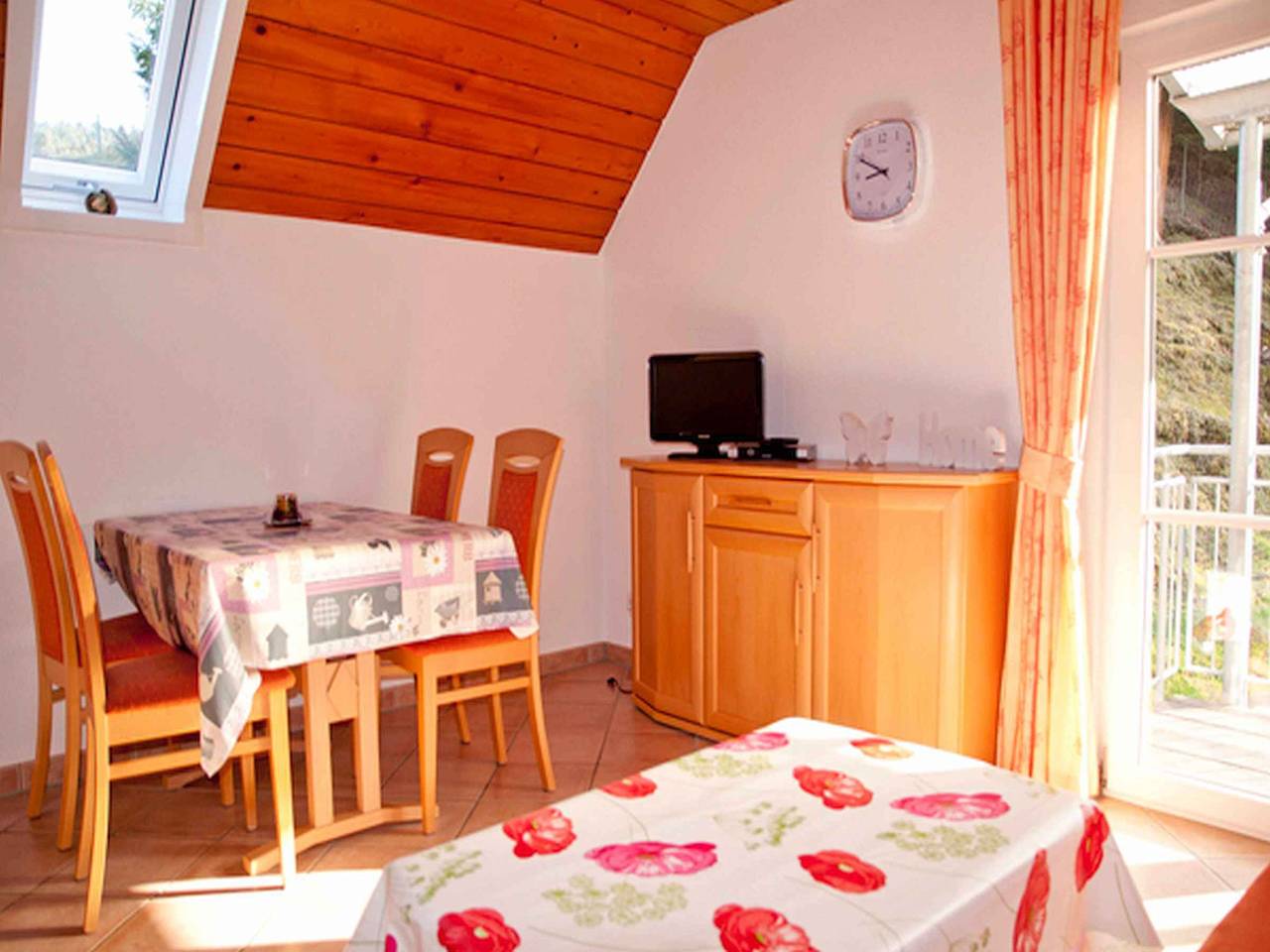 Ganze Wohnung, Ferienwohnung 'Sonneneck' mit Bergblick, Gemeinschaftspool und Wlan in Wolfach, Mittlerer Schwarzwald