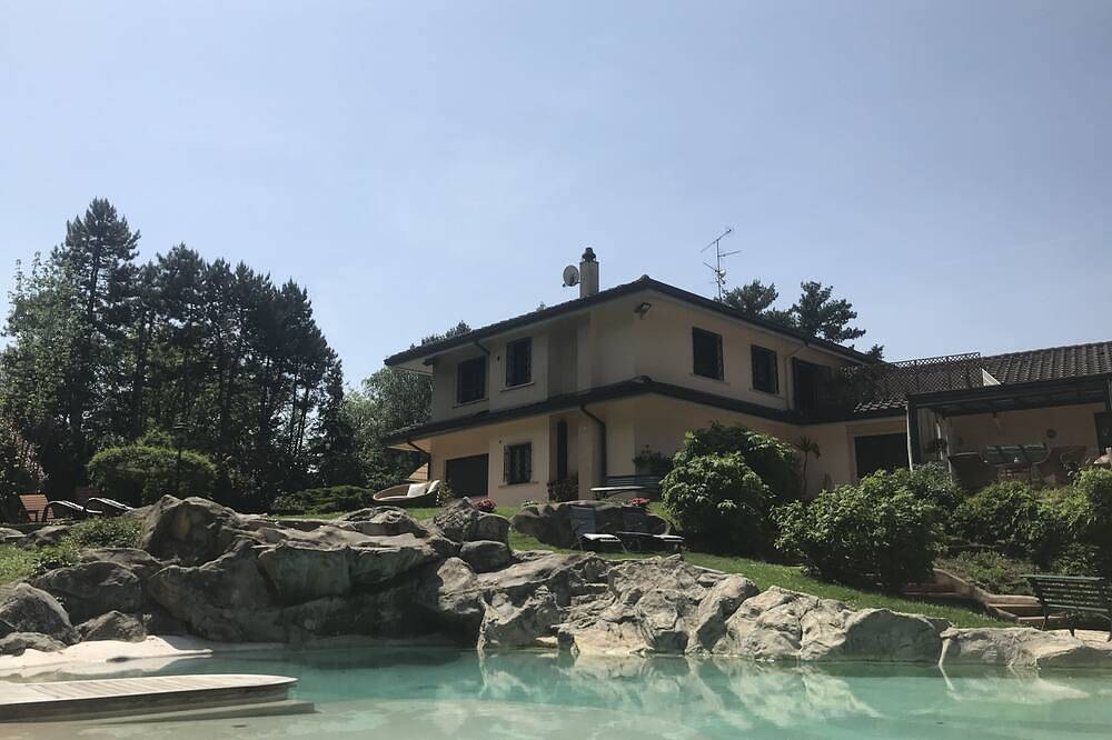 Appartamento intero, Appartamento in villa privata con parco e piscina ideale per famiglie con cani. in Arcore, Brianza